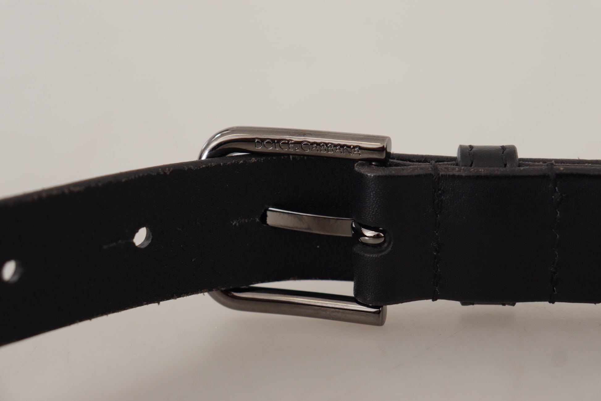 Elegant Black Leather Belt with Metal Buckle